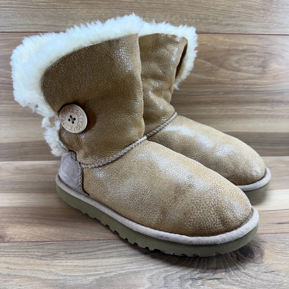 UGG Bailey Button‎ Short Boots Womens 6 Beige Suede Shearling Fur Lined